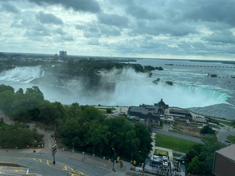 Transporte a las Cataratas del Niágara desde el Aeropuerto Pearson de Toronto: Servicio de Taxi y Limusina