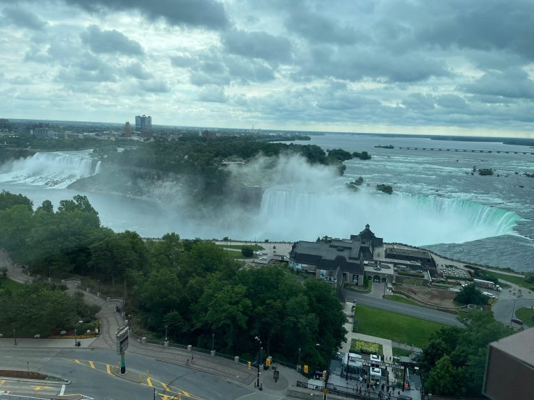 Transporte a las Cataratas del Niรกgara desde el Aeropuerto Pearson de Toronto: Servicio de Taxi y Limusina Niagara falls limo taxi